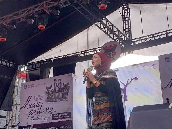 Spektakuler! Penampilan Memukau Fauzana pada Penutupan Festival Rakyat Muaro Padang Tempo&nbsp;Doeloe