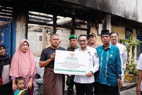 Sri Novera dan Dua Warga Lainnya Terima Bantuan Rp21 Juta dari Bupati dan Baznas Tanah&nbsp;Datar