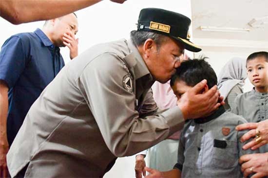 Sentuhan Hangat di Dalam Duka, Bupati Agam Angkat 4 Anak Almarhum Benny Frivanda sebagai Anak&nbsp;Asuh