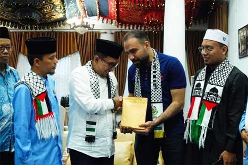 Bupati Tanah Datar Serahkan Bantuan Kemanusiaan Rp133 Juta untuk&nbsp;Palestina