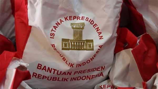 Presiden Jokowi Kirimkan 1.000 Paket Sembako untuk Korban Banjir Bandang Tanah Datar