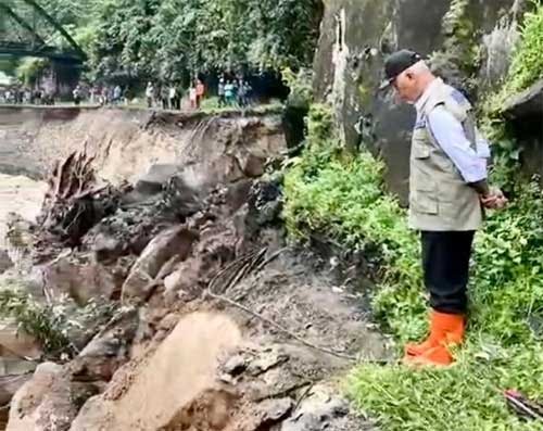 Gubernur Mahyeldi Tinjau Ruas Jalan Nasional yang Terdampak Banjir Bandang di Sumbar