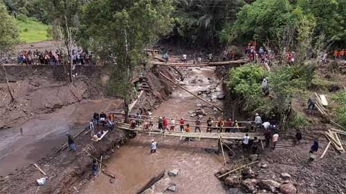 Bupati Eka Putra Tinjau Penanganan Banjir Bandang dan Pembuatan Jembatan Darurat di Tanah Datar