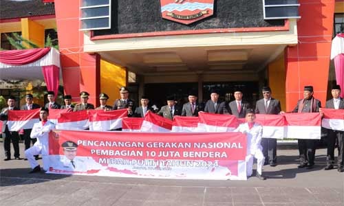Bupati Andri Warman Bagikan Bendera, Dukung Gernas 10 Juta Bendera Merah&nbsp;Putih