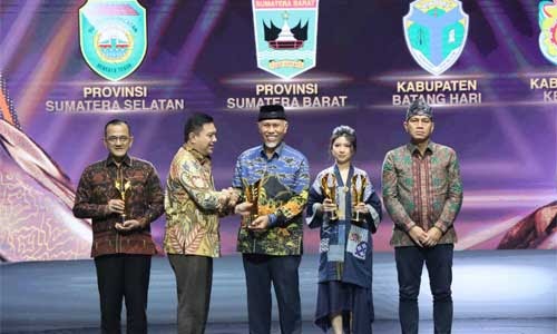 Pimpinan Daerah Award 2024, Gubernur Mahyeldi Raih Penghargaan atas Keberhasilan Pengembangan Desa&nbsp;Wisata