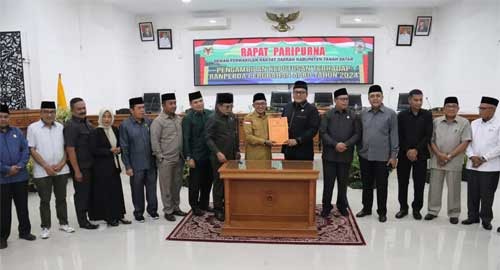 DPRD Setujui APBD 2024, Bupati Tanah Datar Umumkan Penyesuaian Anggaran untuk Pembangunan&nbsp;Daerah