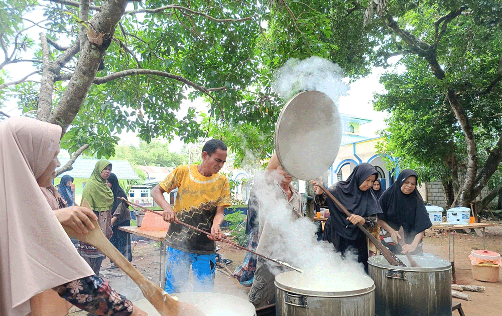 Senyum Ceria dan Penuh Kebersamaan, Warga Desa Belangian Siapkan Makan Siang Tim Karya Tulis dan Fhotografi Porwanas&nbsp;Kalsel