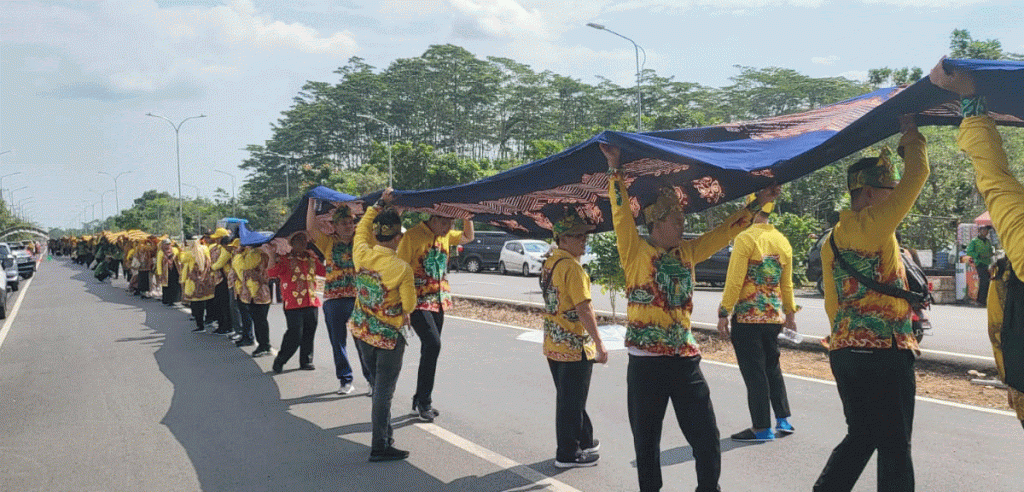 Kalsel Menuju Rekor MURI, Kain Sasirangan Sepanjang 5.884 Meter Dibentangi pada Ajang Maratus Geopark Gread Culture&nbsp;Carnival