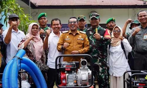 Bupati Eka Putra Serahkan 86 Pompa Air dan 11 Betor untuk Keltan Tanah&nbsp;Datar